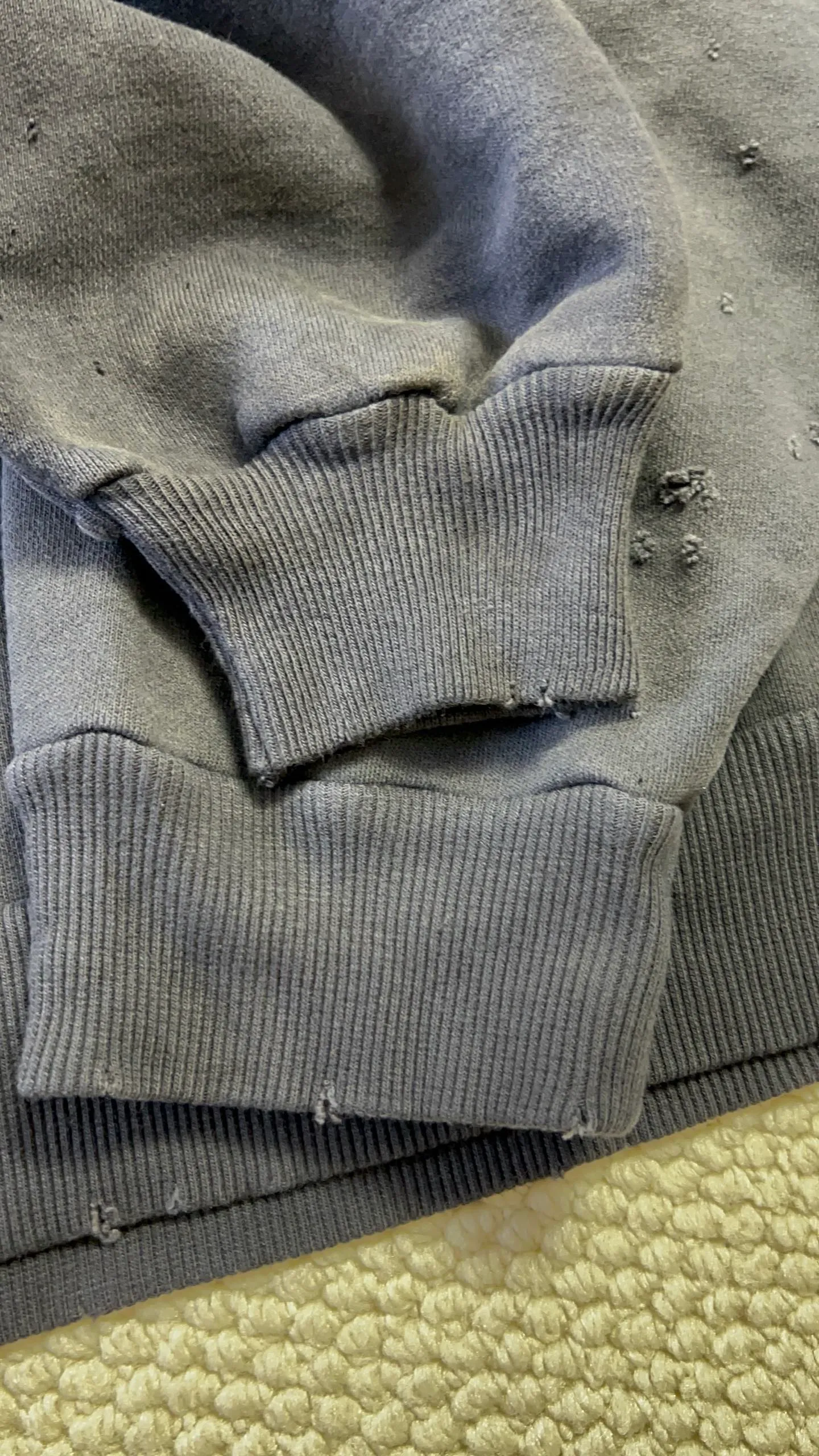 Pattern vs original SAINT Mxxxxxx × FEAR OF GOD FG_HOODIE/SNT OF GOD/BLK FOG joint model ETERNAL praying crosshair distressed hoodie. Washed black S-XL This season's hot and super popular joint model. The original version is the same. Spring and summer thin fabrics are comfortable on the upper body. The BOXY version with short fat and wide shoulder line is a fashion favorite. It has a high-end feel. Heavy washing and water fading technology. The horse is repositioned. Too much wear and damage and graffiti treatment. Correct version FOG co-branded main mark/wash mark/little angel mark